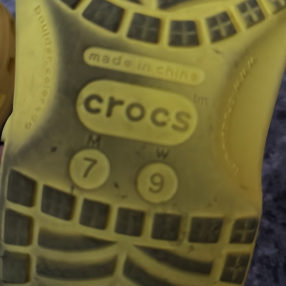 Yellow crocs size men’s 7/ women’s 9 - Picture 6 of 7